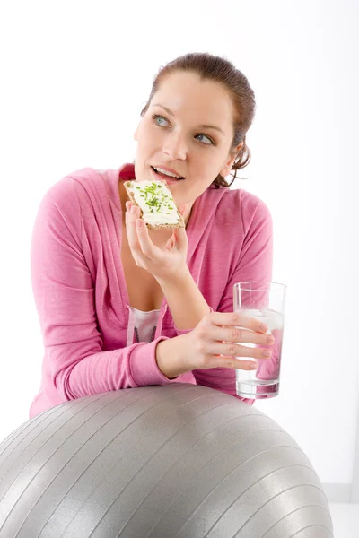 Fitness donna relax bicchiere acqua snack sport — Foto Stock