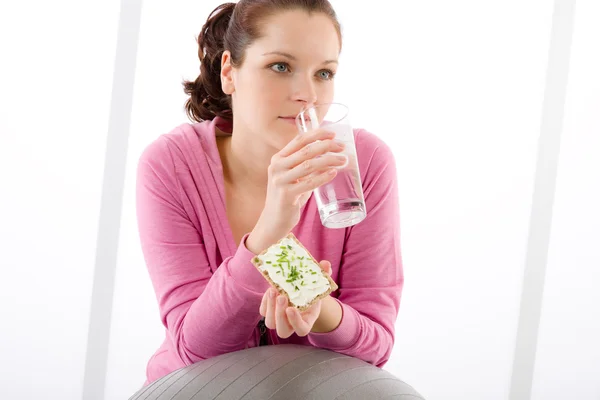 Γυναίκα καταλληλότητας χαλαρώσετε ποτήρι νερό σνακ σπορ — Φωτογραφία Αρχείου