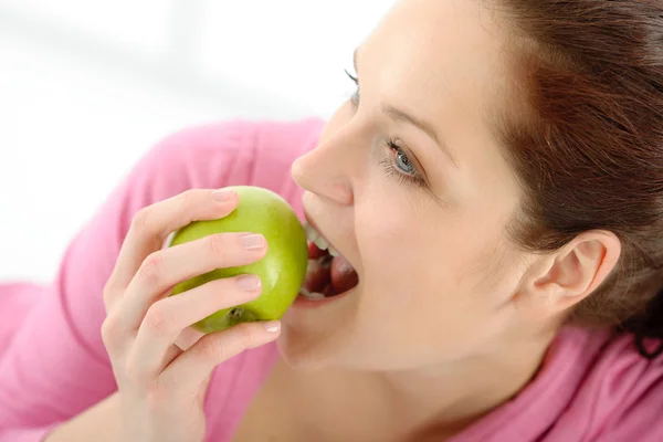 Fitness mujer comer manzana traje deportivo — Foto de Stock