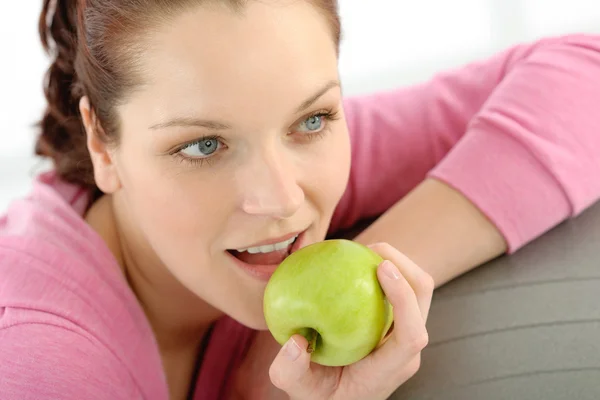 Γυναίκα καταλληλότητας τρώνε apple αθλητική στολή — Φωτογραφία Αρχείου