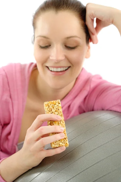 Fitness mujer comer granola equipo deportivo feliz — Foto de Stock