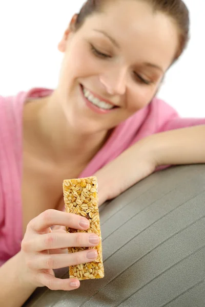 Fitness woman eat granola sportive outfit happy — Stock Photo, Image