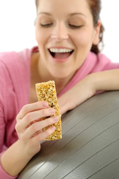 Fitness nő enni granola sportos viselet boldog — Stock Fotó