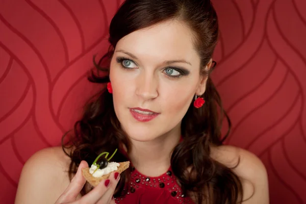 Cocktailparty kvinna äta förrätt aftonklänning — Stockfoto