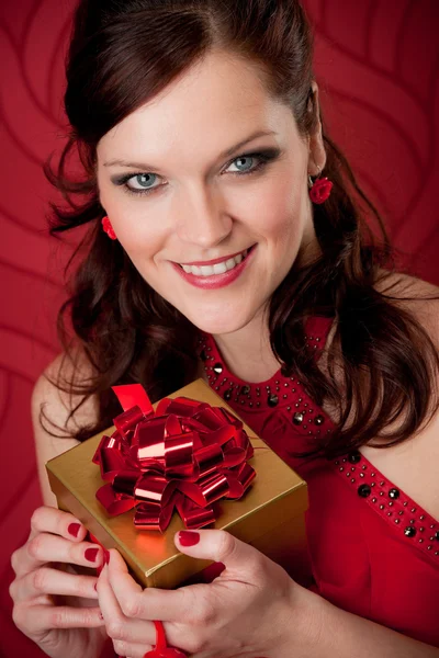 Cocktailparty Frau halten Geschenk Abendkleid — Stockfoto