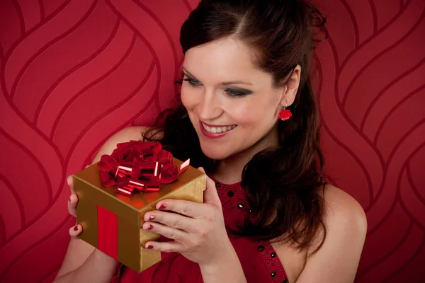 Cocktailparty Frau halten Geschenk Abendkleid — Stockfoto