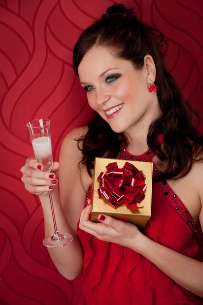 Коктейльная вечеринка женщина шампанское подарок — стоковое фото