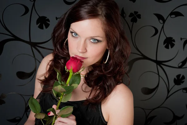 Κοκτέιλ πάρτι γυναίκα φράκα τριαντάφυλλο — Φωτογραφία Αρχείου