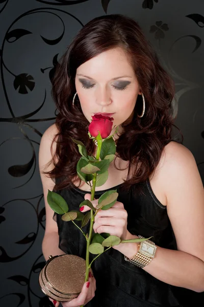 鸡尾酒会的女人晚礼服玫瑰 — 图库照片