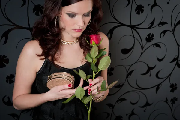 Вечірка з коктейлем жінка вечірня сукня троянда — стокове фото