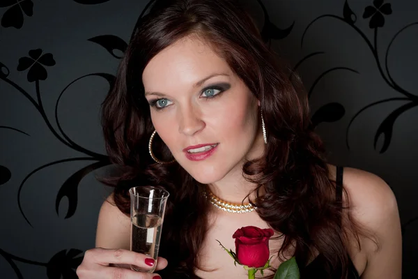 Koktejlový večírek žena champagne růže, večer — Stock fotografie