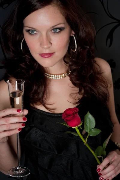 Вечірка з коктейлем жінка вечірня сукня з шампанським троянда — стокове фото
