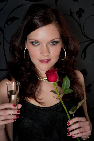 Вечірка з коктейлем жінка вечірня сукня з шампанським троянда — стокове фото