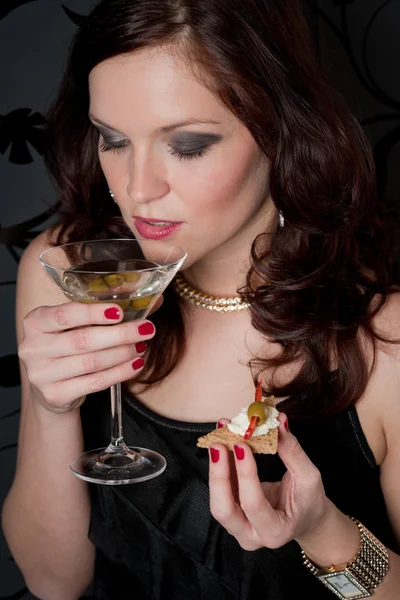 Koktejlový večírek žena šampaňské svačinu večerní šaty — Stock fotografie