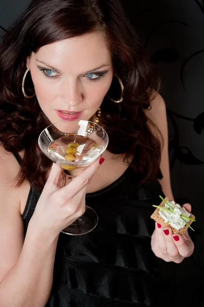 Cocktail party femme champagne snack robe de soirée — Photo