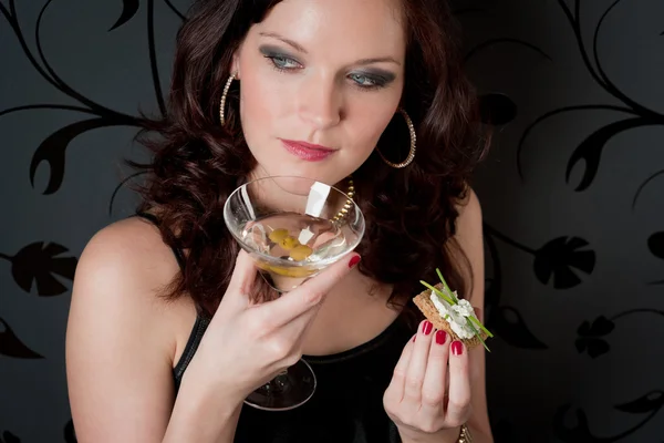 Cocktail Party Frau Champagner Snack Abendkleid — Stockfoto