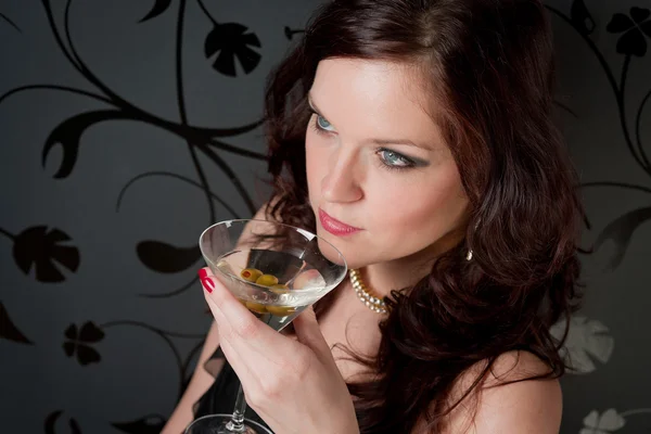 Κοκτέιλ πάρτι γυναίκα φράκα απολαύσετε ποτό — Φωτογραφία Αρχείου