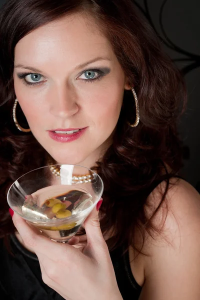 Вечірка коктейлю жінка вечірня сукня насолоджуватися випивкою — стокове фото