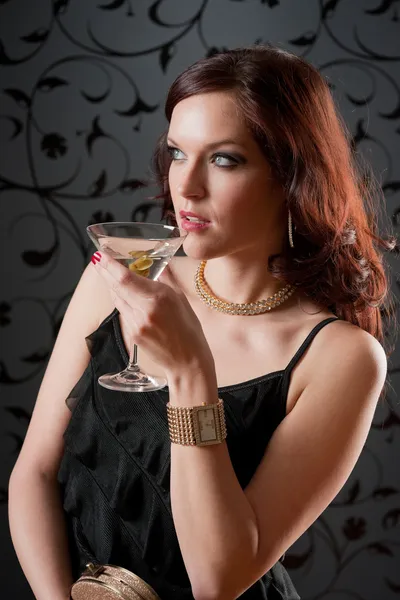 Koktejlový večírek žena večerní šaty skleničku — Stock fotografie
