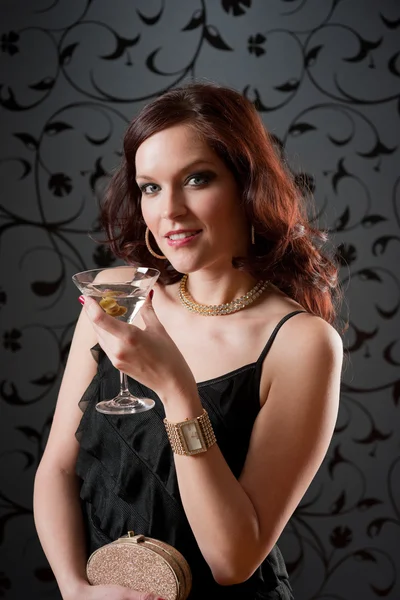 Вечірка коктейлю жінка вечірня сукня насолоджуватися випивкою — стокове фото