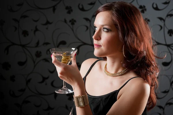 Cocktailparty kvinnan aftonklänning njuta av drink — Stockfoto