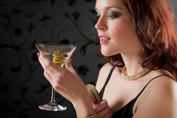 Cocktail festa mulher vestido de noite desfrutar de bebida — Fotografia de Stock