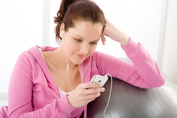 Fitness kvinna lyssna musik mp3 koppla av Stockbild