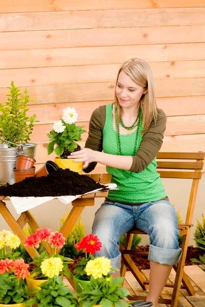 Садоводческая женщина сажает весенний цветок — стоковое фото