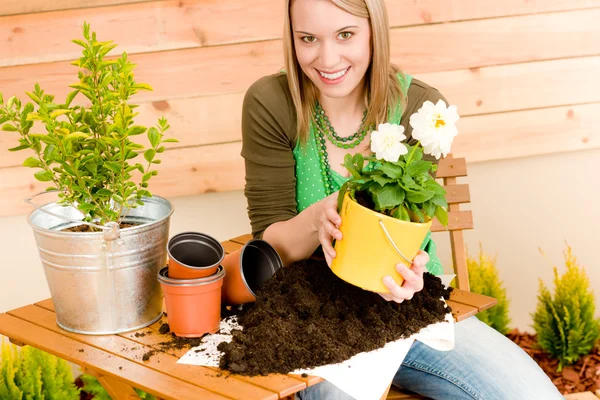 Садівництво жінка саджає весняну квітку — стокове фото