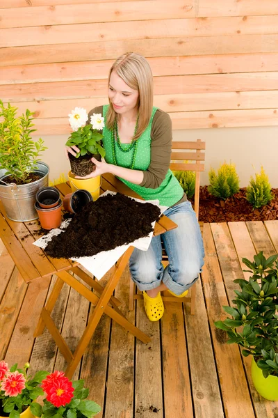 Trädgårdsarbete kvinna plantering vårblomma — Stockfoto