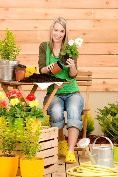 Giardinaggio donna piantare fiore primaverile — Foto Stock