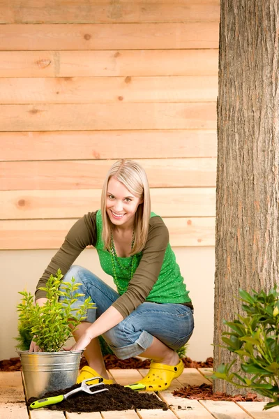 Kertészeti nő a terasz ültetés — Stock Fotó