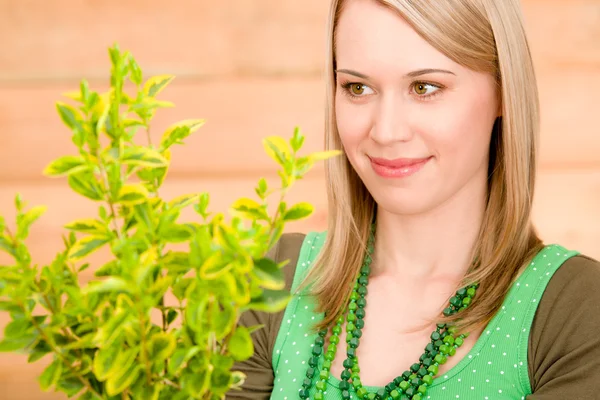 Porträt glückliche Frau halten Pflanze Frühling Garten — Stockfoto