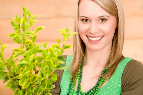 Porträt glückliche Frau halten Pflanze Frühling Garten — Stockfoto