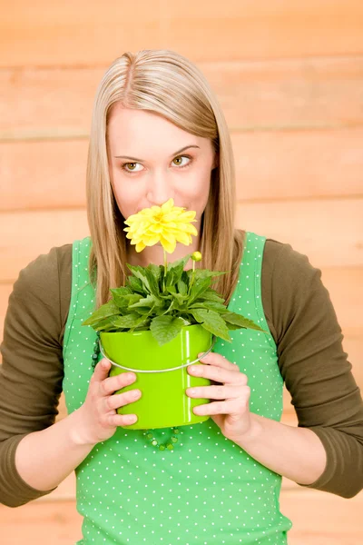 Retrato mujer feliz olor amarillo flor de primavera — Foto de Stock