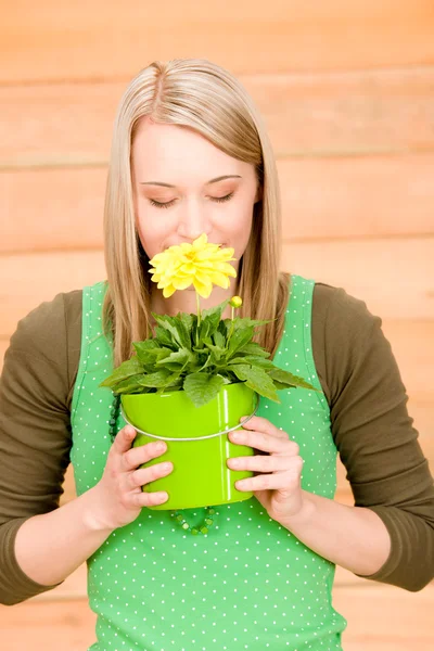Portré boldog nő illata sárga tavaszi virág — Stock Fotó