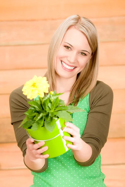 Πορτρέτο ευτυχισμένη γυναίκα με κίτρινο άνοιξη λουλούδι — Φωτογραφία Αρχείου