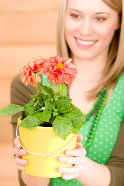 Mutlu kadın portre tutun saksı çiçek bahar — Stok fotoğraf