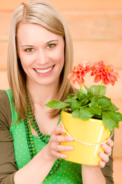 Retrato feliz mujer hold potted flor primavera — Foto de Stock