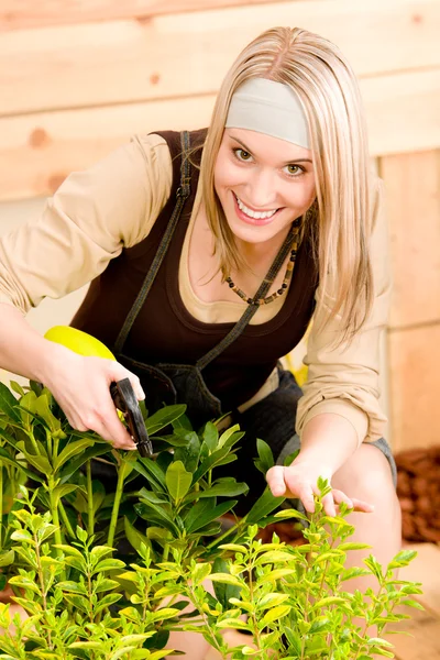 Mujer jardinera regando plantas en primavera — Foto de Stock