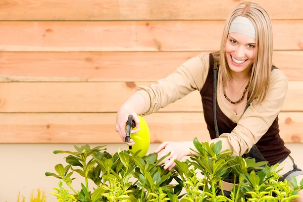 Садівництво жінка поливає рослини навесні — стокове фото