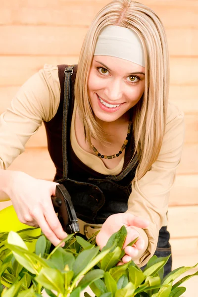 Trädgårdsarbete kvinna vattna växterna på våren — Stockfoto