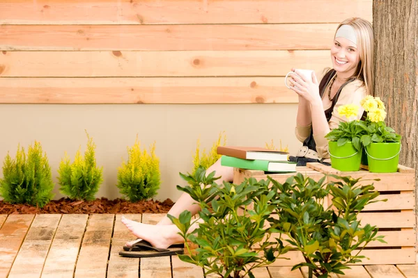 Jardim mulher terraço desfrutar de xícara de café primavera — Fotografia de Stock
