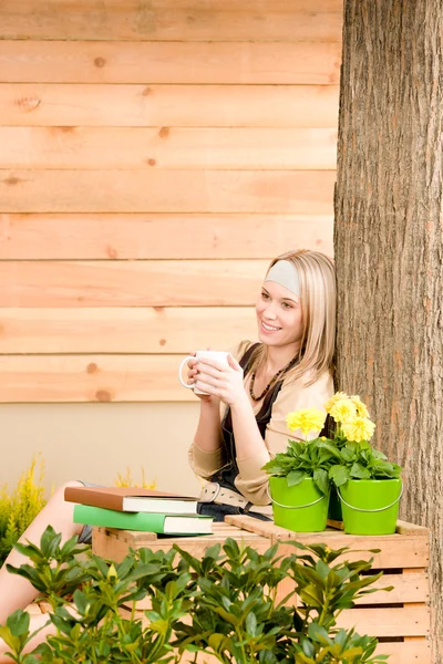 Tuin vrouw terras genieten van kopje koffie lente — Stockfoto