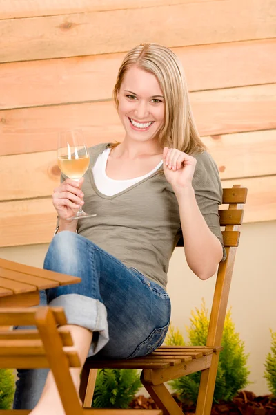 Κήπο ευτυχισμένη γυναίκα Απολαύστε γυαλί κρασιού βεράντα — Φωτογραφία Αρχείου