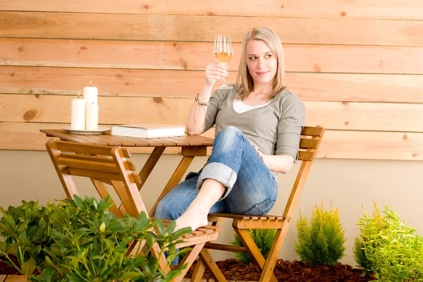 Jardín mujer feliz disfrutar de la terraza de vino de vidrio — Foto de Stock