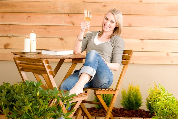 Jardín mujer feliz disfrutar de la terraza de vino de vidrio —  Fotos de Stock