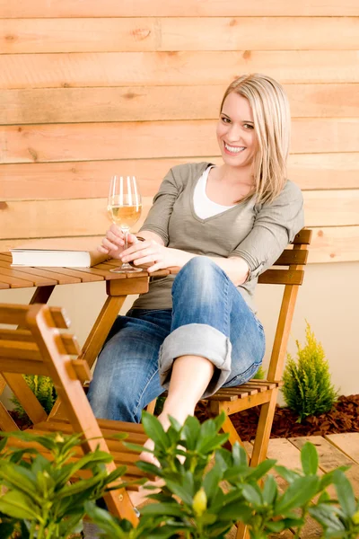 Zahradní šťastná žena vychutnat sklenici vína terasa — Stock fotografie