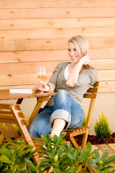 グラスワイン テラス ガーデンの幸せな女 — ストック写真