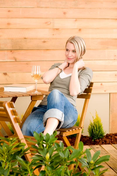 Сад щаслива жінка насолоджується скляною винною терасою — стокове фото